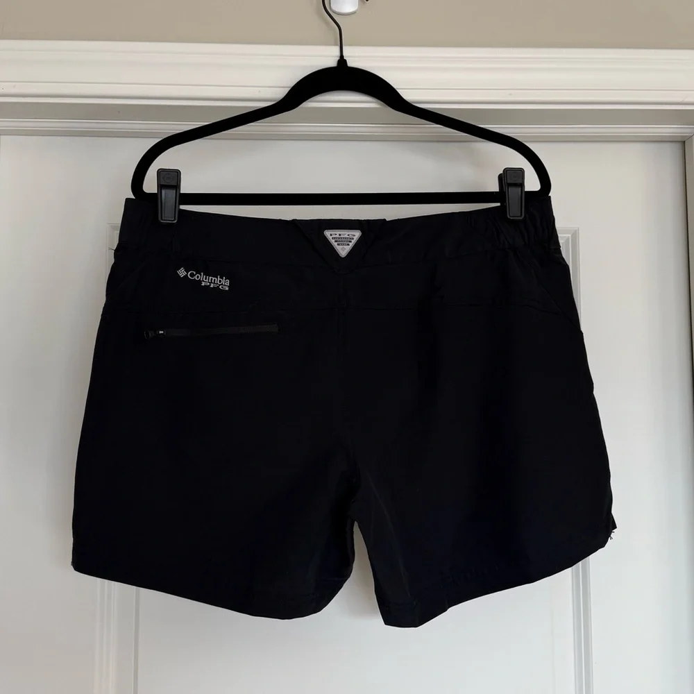 Columbia Black Coral Point ll Shorts | L - Picture 5 of 9